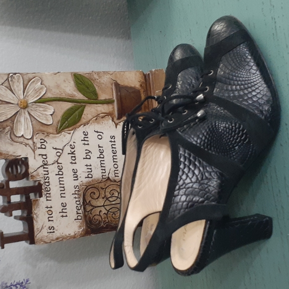 MARCHEZ VOUS HEELS SZ 9.5 - Picture 2 of 7